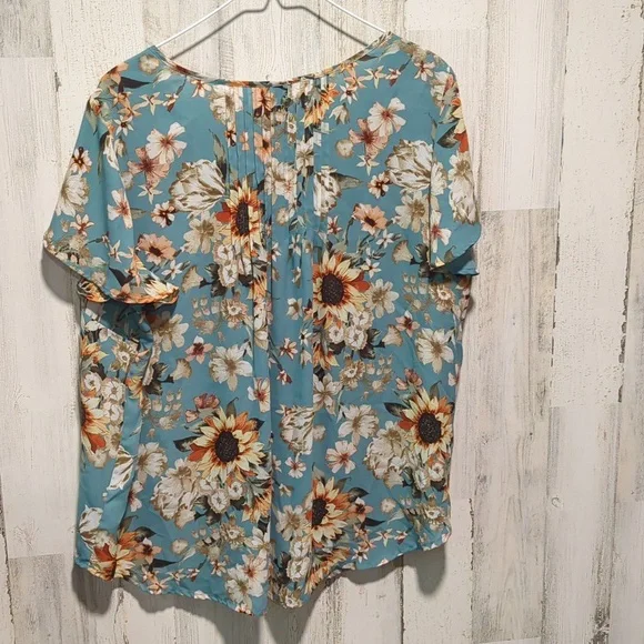 Torrid Sunflower Floral Pleated Front Top - Picture 2 of 3